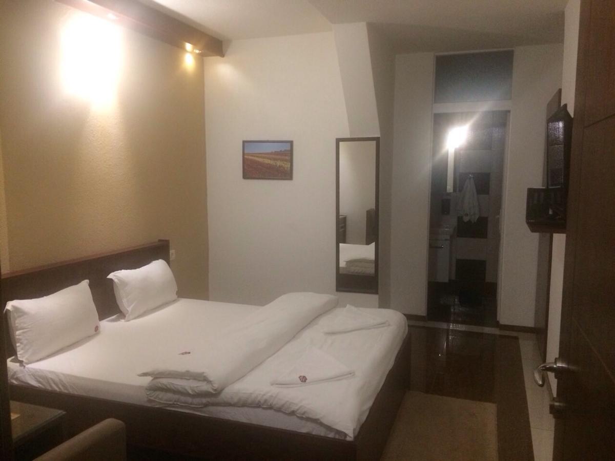 Hotel Millenium2 พริเซรน ภายนอก รูปภาพ