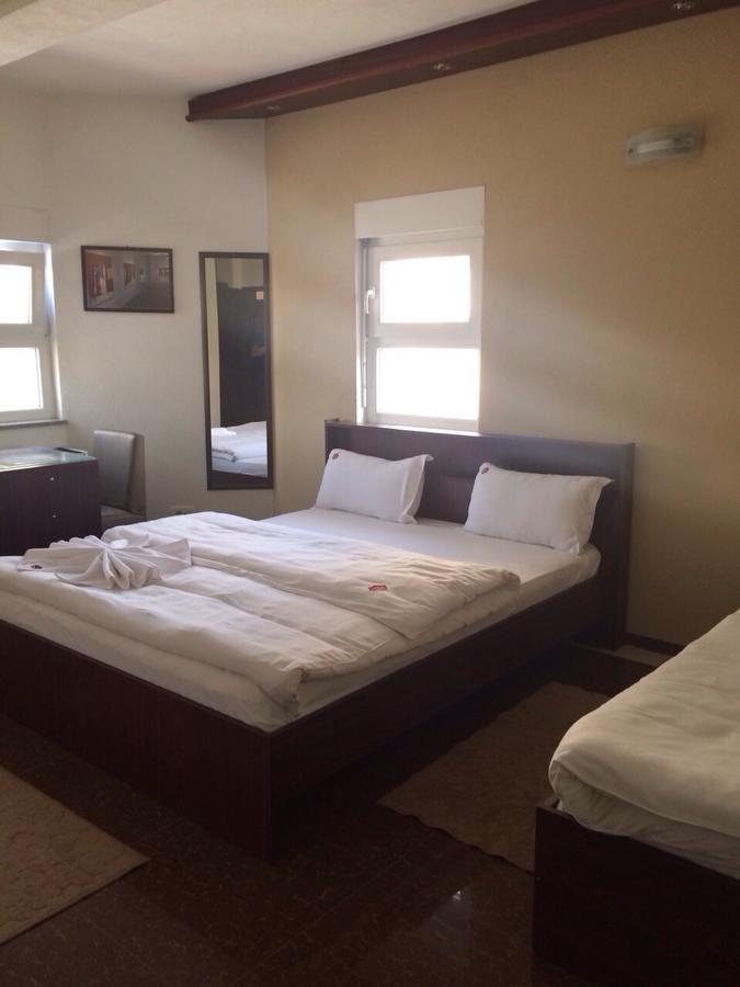 Hotel Millenium2 พริเซรน ภายนอก รูปภาพ